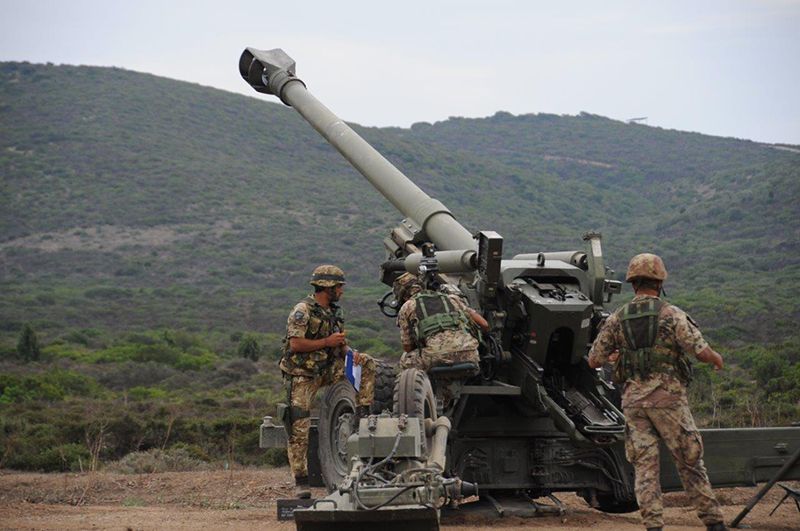 Italian Army FH70 howitzer