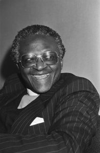 Aankomst_SG_Zuid-Afrikaanse_raad_van_Kerken_Desmond_Tutu_op_Schiphol_na_uitnodiging_Nederlandse_raad_van_Kerken_Desmond_Tutu_Bestanddeelnr_931-3829