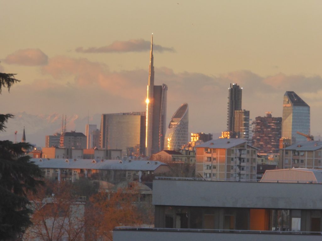 Grattacieli_di_Porta_Garibaldi_a_Milano_al_tramonto_da_Santa_Giulia