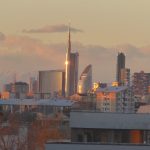 Grattacieli_di_Porta_Garibaldi_a_Milano_al_tramonto_da_Santa_Giulia