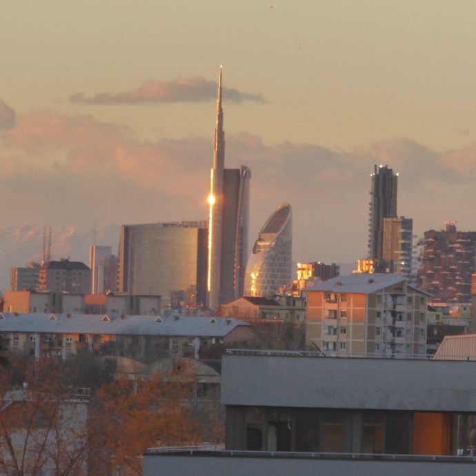 Grattacieli_di_Porta_Garibaldi_a_Milano_al_tramonto_da_Santa_Giulia