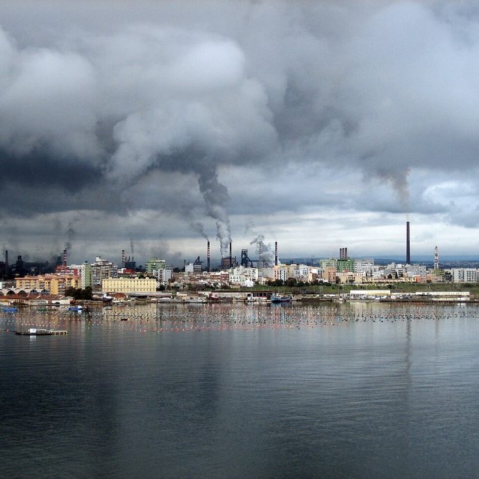 1280px-ILVA_-_Unità_produttiva_di_Taranto_-_Italy_-_25_Dec._2007