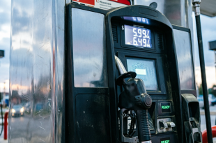 Carovita e salari insufficienti: tra benzina, gasolio e bollette si rischia la tempesta perfetta
