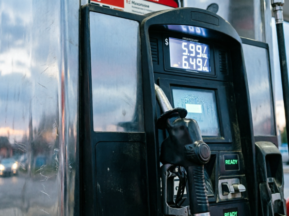 Carovita e salari insufficienti: tra benzina, gasolio e bollette si rischia la tempesta perfetta