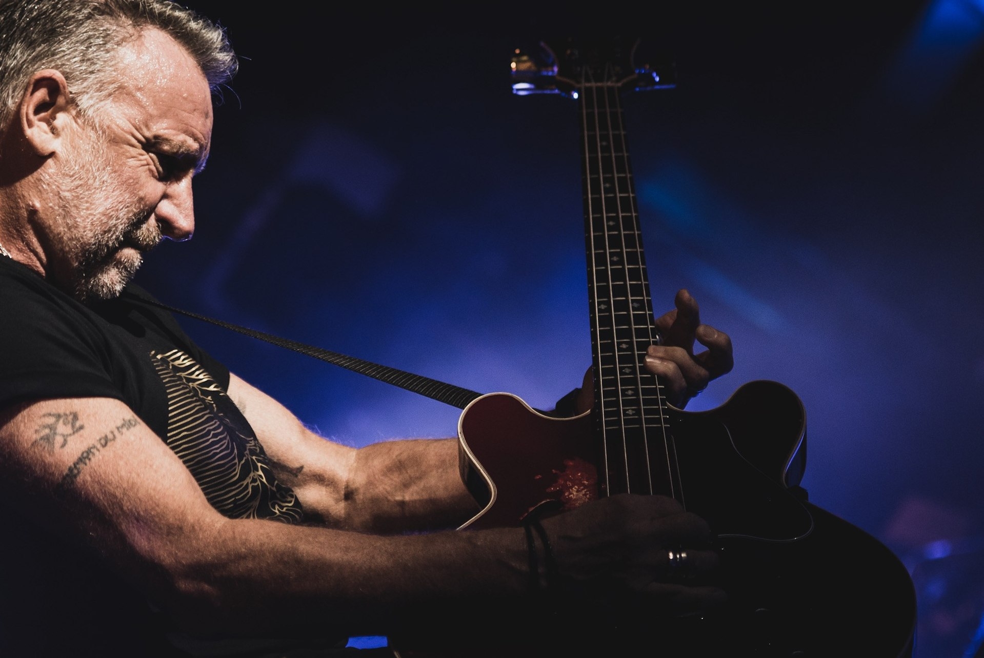 Peter Hook dedica a Ian Curtis l’inclusione dei Joy Division e dei New Order nella Rock & Roll Hall of Fame