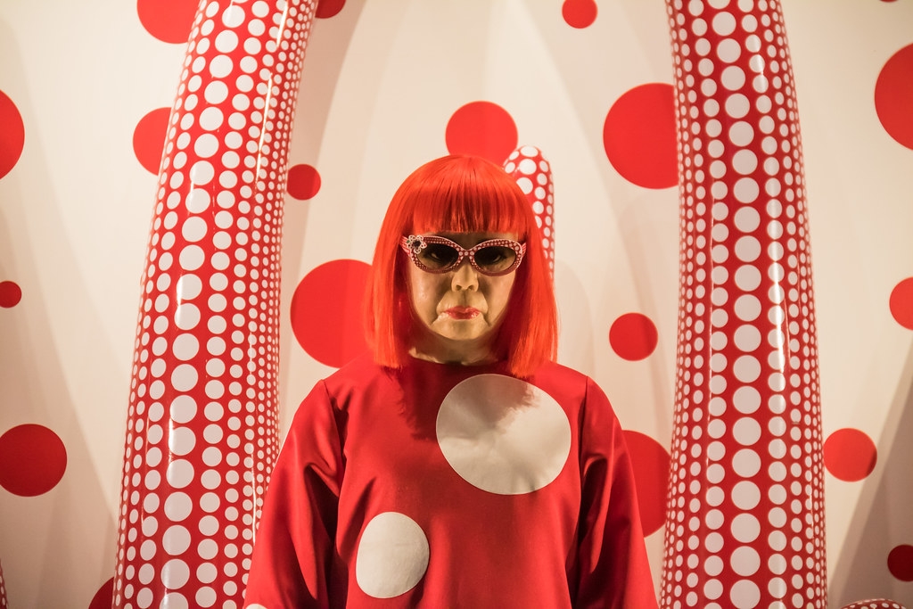 Addio a Yayoi Kusama, l’artista giapponese celebre per il suo ipnotico e ossessivo mondo a pois