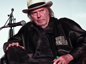 Neil Young apre il suo archivio musicale alla Groenlandia e rilancia la protesta contro Amazon e l’ICE