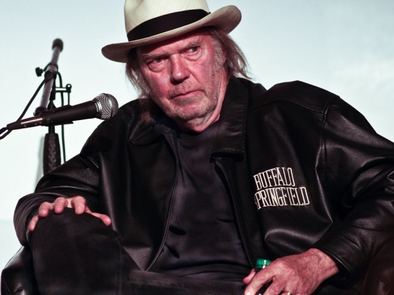 Neil Young apre il suo archivio musicale alla Groenlandia e rilancia la protesta contro Amazon e l’ICE