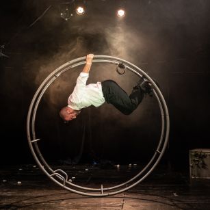 Roberto Sblattero in scena con ACROSTEEL