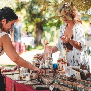 Yoga, artigianato e workshop: Bonfire Market torna sotto gli ulivi della Caffarella