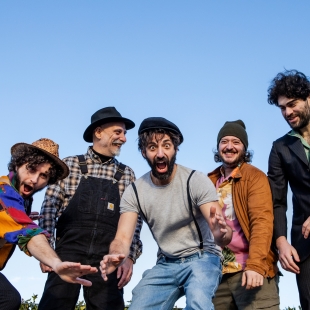 Il viaggio dei CarroBestiame tra folk e pop nel nuovo album “Nel tempo in cui le cose erano fatte per durare”