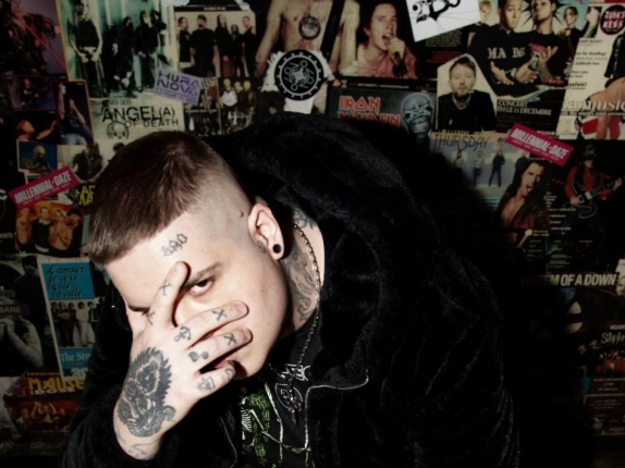 LOGE FEAT. KILL MAURI “DANNATA SOLITUDINE” ELOGIA L’ISOLAMENTO…