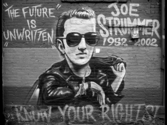 “The future is unwritten”: in ricordo di Joe Strummer, leggendario protagonista dell’epopea punk