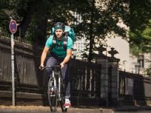 I rider non sono autonomi ma subordinati: l’indagine della Procura di Milano apre il vaso di pandora sulle condizioni di lavoro