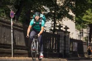 I rider non sono autonomi ma subordinati: l’indagine della Procura di Milano apre il vaso di pandora sulle condizioni di lavoro