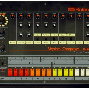 Qualche curiosità sulla Roland TR-808, la drum machine che negli anni Ottanta rivoluzionò il modo di fare musica