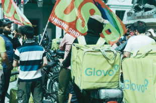 I rider tra i rischi del caldo estremo e la necessità di un contratto vero che dia diritti e tutele