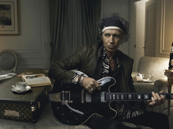 Keith Richards compie 82 anni, ma gli Stones cancellano il tour 2026 perché “lui non ce la fa più”
